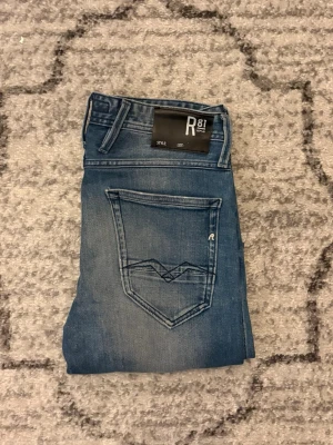 Replay anbass - Säljer ett par Replay anbass med snygg fick design, dessa är gott som nya och är i storlek 29:32. Dess material är starkt som kommer hålla länge!