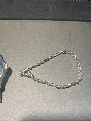 Silver Cordell Armband - Säljer min killes Silver Cordell Armband i stainless steel 19cm