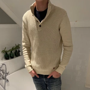 Stickad cardigan - Säljer en beige stickad tröja från Blend i storlek M || Skick 9/10 || Modellen på bilden är 183cm lång ||Hör av er vid minsta intresse!✅