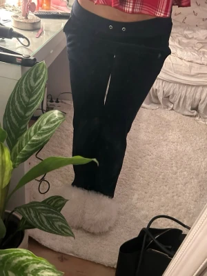 Mörkblå juicy couture byxor - Mörkblåa midwaist juicy couture byxor i stl xxs jätte sköna o snygga. Snören finns inte kvar tyvärr. Inte för använda.