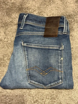 Blåa Replay Anbass Jeans - Blåa Replay Anbass||Skick 9/10||Storlek 31/32||Modell Anbass||Skriv vid minsta intresse||