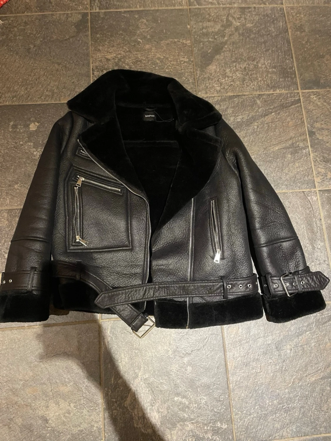 Svart skinnjacka från Boohoo