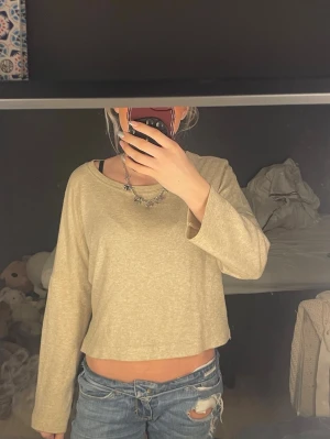 Finstickad tröja  - Säljer min beiga tröja pga ingen andvänding.