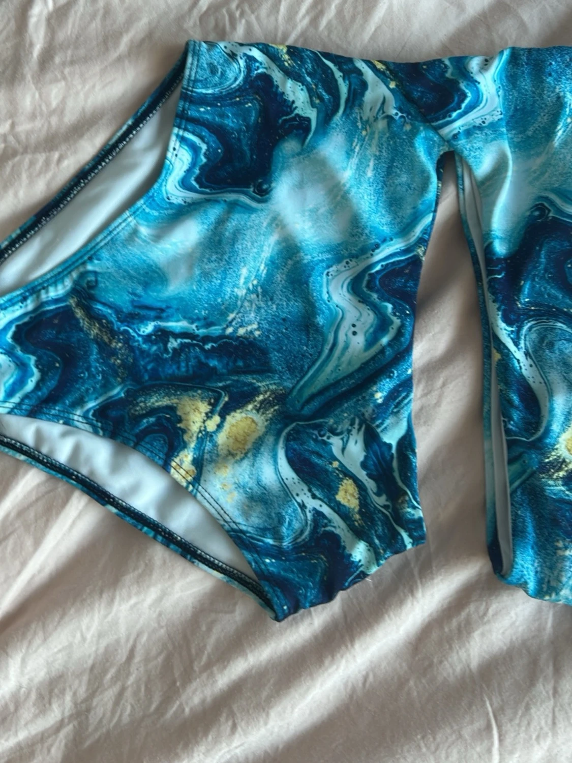 Baddräkt med skärning - 3