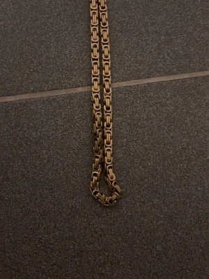 Guldplaterad kedja  - Guldplaterad länk 50 cm lång och 8 mm tjock kan gå ner i pris vid snabb affär