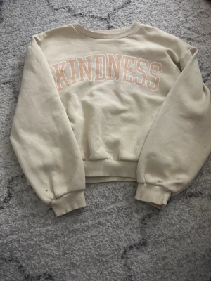 Kindness tröja Lindex  - Bra skick, liten fläck på ärmen men går säkert att få bort. Storlek 170
