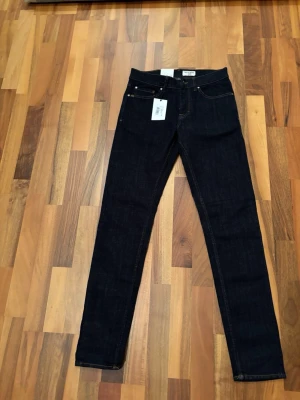 Tiger Of Sweden Jeans - Hallö! Vi säljer just nu ytterligare ett par riktigt schyssta Tiger Of Sweden Jeans i modellen ”Evolve”. Jeansen är helt nya och har tagsen kvar. Storleken är W29 L32. Nypris ligger dessa runt 1600kr medans vårat pris endast är 379kr. Har ni funderingar är det bara att höra av sig!✅🔥