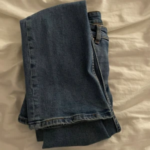 Bootcut - Säljer ett par klassiska blå jeans med bootcut passform, fem fickor. Jeansen har en snygg tvättad look, kontrastsömmar. Perfekt kondition utan några hål. Längden på denna modell är lite längre.🌸