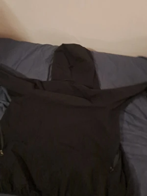 En hogöfs vindjacka - En vindjacka som är bra att använda när det regnar eller snöar ute fick den i julafton men den får inte plats på mig så tänkte jag sälja den till non som behöver en 
