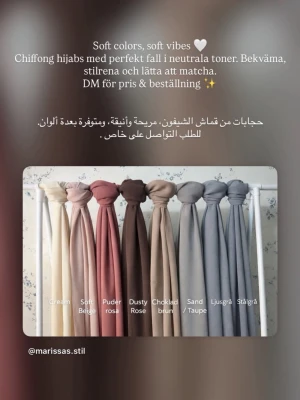 Chiffong Hijab 💕 - Snygg chiffong hijab i mjuka, neutrala färger som cream, beige, puderrosa, dusty rose, chokladbrun, sand, ljusgrå och stålgrå. Hijaben har en rak och stilren form, perfekt för att skapa en clean look. Lätt och luftig känsla tack vare chiffongmaterialet. Pris : 80kr st