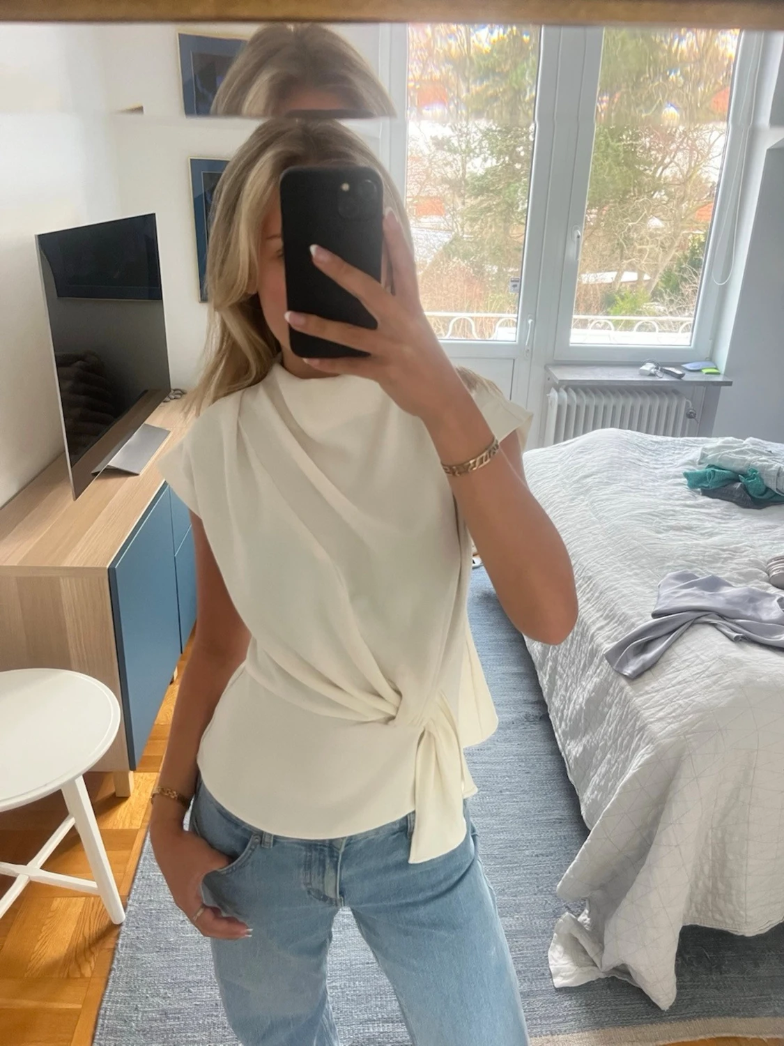 Vit blus med knyt i midjan - 1