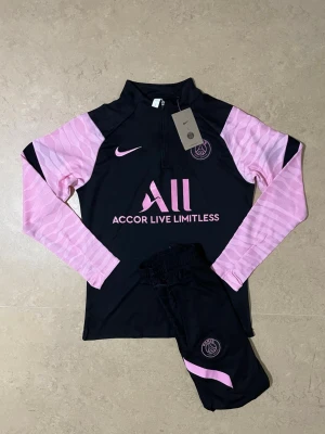 PSG Tracksuit  - Säljer denna snygga Tracksuiten för ett riktigt bra pris, skriv till om ni är intresserade eller har några funderingar!