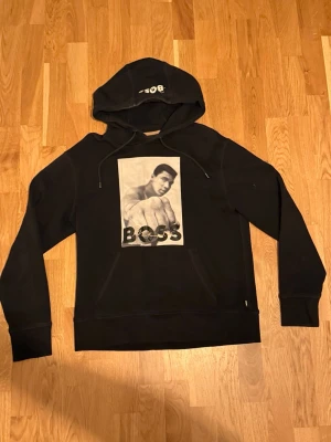 Hugo Boss x Muhammad Ali hoodie - Säljer denna feta Hugo Boss x Muhammad Ali hoodien. Hoodien är Limited Edition och säljs inte längre. Den är använd fåtal gånger och är därför i bra skick. Hoodien är i storlek M. Pris kan diskuteras