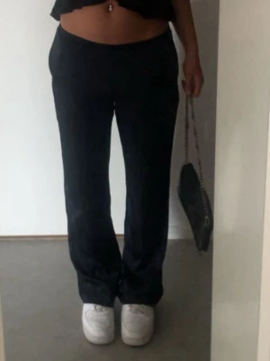 Lågmidjade satinbyxor  - Säljer dessa lågmidjade satinbyxor från bikbok