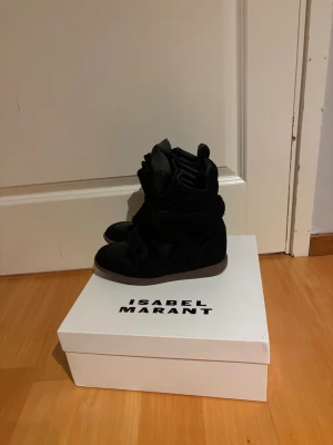 Svarta Isabel Marant - Säljer ett par svarta Isabel Marant skor i storlek 39. Skitsnygga med lite klack! Jag fick tyvärr ingen sula med de, men de är helt nya och oanvända💕