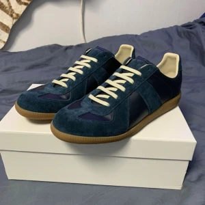 Maison Margiela - Storlek 43 maison, skickar samma dag. Finns en skada på hörnet av skokartongen men självklart inget som påverkar skorna