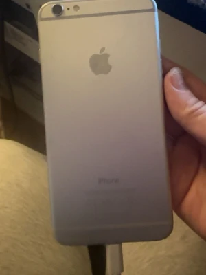 iPhone 6 Plus - Säljer en iPhone 6 Plus i silver. Telefonen har tydliga skador på skärmen – displayen visar färgade linjer och fungerar ej korrekt. Baksidan är i gott skick utan större repor. Perfekt för reservdelar eller reparation. Finns i Nässjö. Box till telefonen finns inte kvar. 
