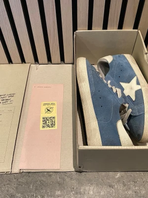 Golden Goose Superstar sneakers blå/vit -  Säljer ett par Golden Goose Superstar sneakers i blå som tyvärr har blivit försmå och sönder lite på sulan. Pris kan diskuteras och frågor kan svaras. 🙂🤝