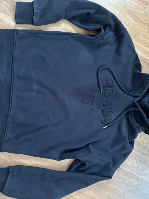 Prada hoodie  - Svart Prada hoodie. Har använts mycket så lapparna har fadeats ut lite 
