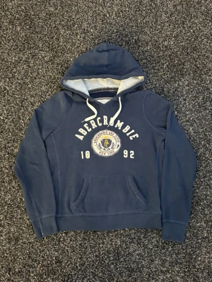 Abercrombie & Fitch hoodie-sällsynt  - Säljer nu denna sjukt eftertraktade Hollister hoodie. Mycket fin hoodie i skick 8/10. Väldigt populär modell och perfekt för säsongen. Liten slitning på loggan men ej igenom tröjan!  • Perfekt till kyligare dagar • Skön passform, lätt att styla • Vintage / Y2K-inspirerad – sällsynt och eftertraktad • Passar både vardag och layering  📏 Storlek: L men passar s/xs 📦 Skickas omgående 💬 Pris kan diskuteras vid snabb och smidig affär