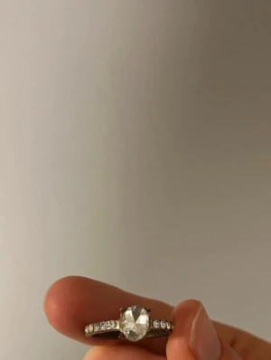 Ring med en silvrig diamant  - Jättefin ring med en silvrig diamant samt silvriga pärlor. 