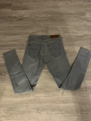 Replay New Luz ljusblå skinny jeans - Säljer ett par Replay New Luz jeans i ljusblå tvätt. De har skinny passform, klassiska fem fickor och Replay-lapp bak i midjan. Jeansen är tillverkade i stretchig bomullsdenim och har snygga detaljer vid fickorna. Perfekta för dig som gillar en smal siluett.