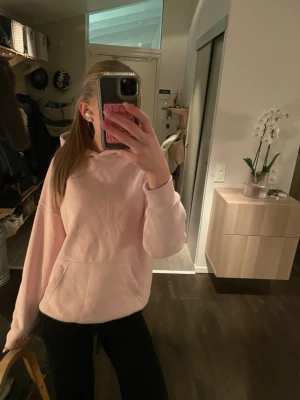 Rosa Hoodie från Gina - Jag säljer denna rosa Hoodie från Gina Tricot som har en over sized passform. Tyvärr finns inte lappen kvar men den är en st S. Pris går att diskuteras!💖