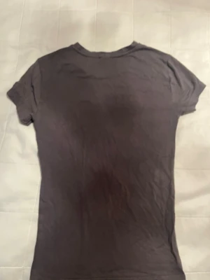 Grå tajt t-shift från Gina💘 - En figurnära T-shirt från Gina tricot. Storlek xs💗(det är ljuset av lampan som får det att se ut att vara skuggor på den)