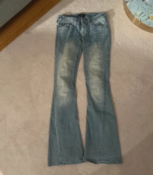 True Religion Joey low bootcut jeans W24 - Säljer mina älskade true religion jeans i W24!  Super fint skick men om man undrar något skickar jag gärna bild. Säljer då de blivit för stora🥰
