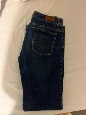Mörkblå jeans från LTB - Snygga mörkblå jeans från LTB, säljer då de är för långa och därmed slitna längst ner (se bild)