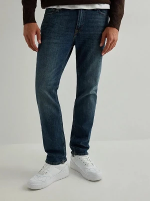Blå jeans från Jack & Jones - Säljer ett par klassiska blå jeans från Jack & Jones i modellen JJIClark. Jeansen har rak passform, normal midja och är tillverkade i denim med snygg tvätt. Dom är helt oanvända och prislapp sitter kvar.