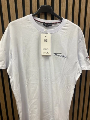 Vit t-shirt  - Vit t-shirt  Klassisk rund hals och korta ärmar. Tillverkad i mjuk bomull som känns skön mot huden. Perfekt för en clean och stilren look.