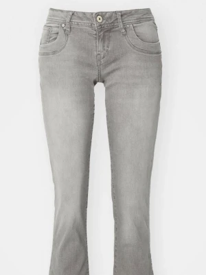 Low waist bootcut jeans från LTB  - Snygga grå jeans från LTB, modellen Valerie, med bootcut och låg midja. orginalpris: 800kr. Helt slutsålda. Köpta på Zalando och använda knappt 5 gånger. Inga defekter! Passar storlek S!!💞🫶skriv privat för mer bilder eller information
