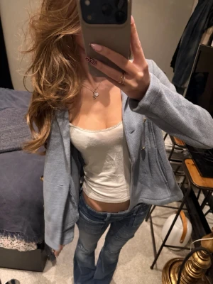 Ljusblå cardigan jacka från Bondelid - Säljer en ljusblå cardigan jacka från Bondelid i stickat material. Jackan har guldknappar framtill och en klassisk, lite loose passform. Perfekt att slänga över en topp för en chill och snygg look.