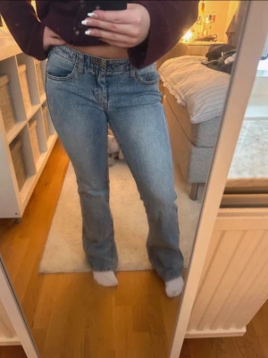 Blå bootcut jeans  - Säljer ett par klassiska blå jeans med bootcut. Materialet är jeans och färgen är ljusblå med lätt tvättad look. Perfekt för dig som gillar en bekväm passform.