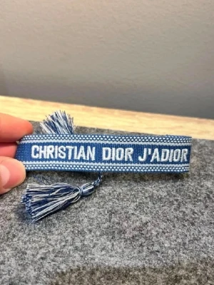 Blå dior armband - Inga defekter! Storlek går att justera så den passar alla!