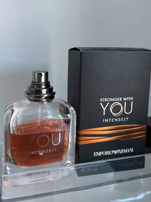 SWY Intensely 50ml - Säljer denna unika och fina vinterdoft som alla faller för. Har fått många komplimanger med denna på, och nu ska den hamna i någon annan persons händer. Har använt ca 14-15 ml. Ca 35ml återstår. Hör av dig vid frågor! (Lock tillkommer självfallet!)