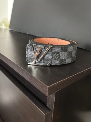 Bälte  - 1 bälte 270 KR. 2 bälte 450 KR. 3 Bälten 650