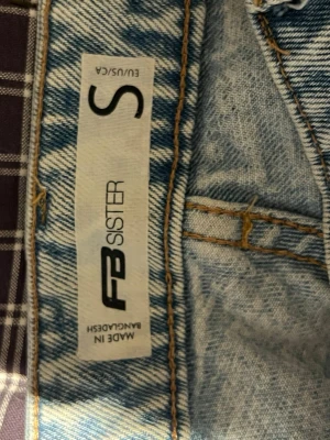 Ljusblå raka jeans från FB Sister - Ljusblå jeans från FB Sister i rak modell med klassisk femficksdesign. Jeansen har en avslappnad passform och är tillverkade i slitstarkt jeanstyg. Perfekta för en casual look och passar till det mesta i garderoben. Har en fläck som jag är övertygad om går bort med lite vanish.