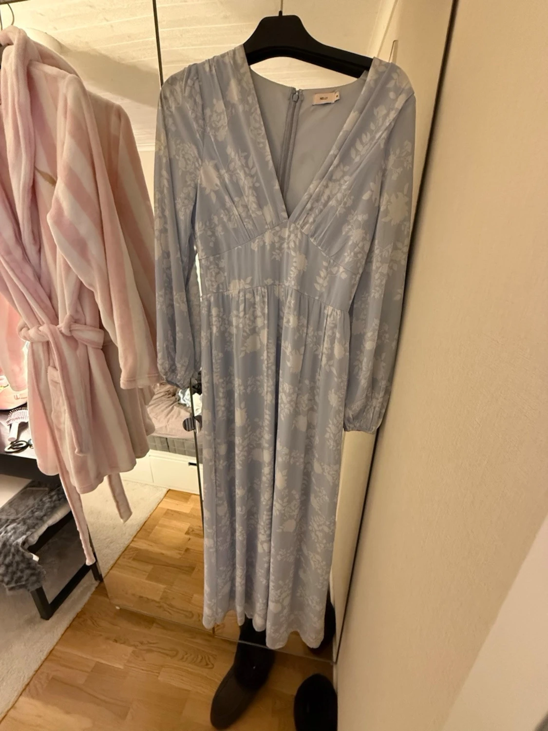 Ljusblå långklänning med blommigt mönster - 1