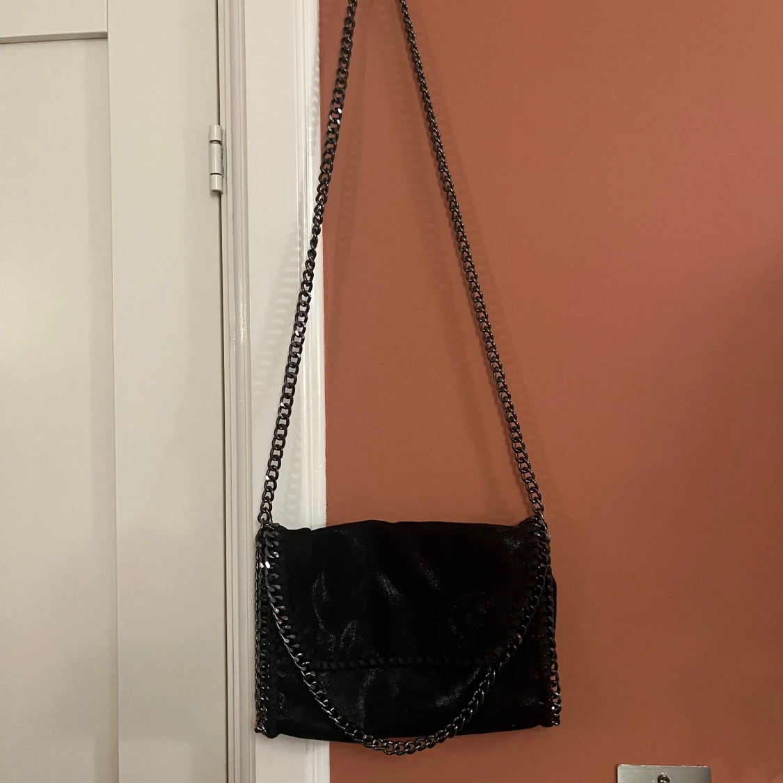 Svart axelväska med kedja - 1