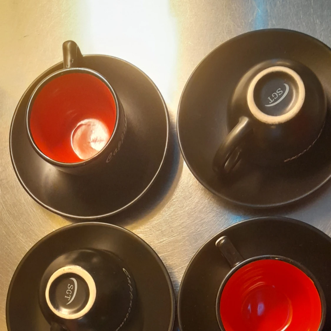 > 6 koppar med fatSvart utsida och röd insida, i mycket fint skick. Passar perfekt för kaffe eller espresso.Pris: 300 kr Finns i Tensta - 1