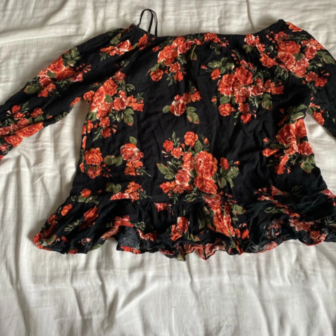 Blommig offshoulder blus från H&M