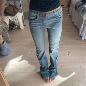 Grå Lågmidjade jeans - SÅÅ snygga