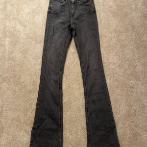 Svarta bootcut jeans från ONLY - Säljer dessa gråa lågmidjade bootcut jeansen från Only! Väldigt mjuka, stretchiga och sköna💞