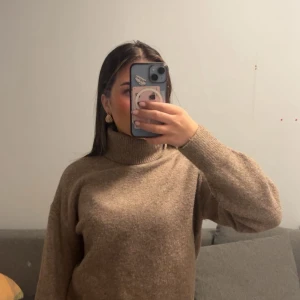 Beige polotröja från H&M XS - Mysig beige polotröja från H&M i storlek XS. Tröjan har en hög krage och är stickad med lång ärm. Perfekt för lager-på-lager och chill höst- och vinterstil. Enkel att matcha med jeans eller kjol.