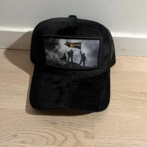 Svart Velvetkeps från Revenite - Hej! Säljer nu min svarta snygga Velvetkeps från Revenite! Denna keps är väldigt speciell, de släppte endast ett begränsat antal kepsar. Kepsen har nästan aldrig använts och är precis som ny! Nypris är 499kr! Ha en bra dag! MVH Hector