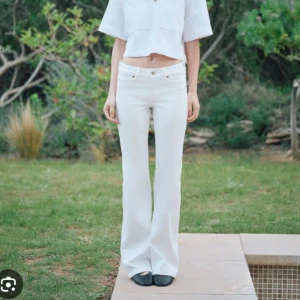 Vita bootcut jeans med hög midja - Finns några mindre fläckar här och där, men inget som stör helhetsintrycket när de används. De är även uppsprättade längst ner.