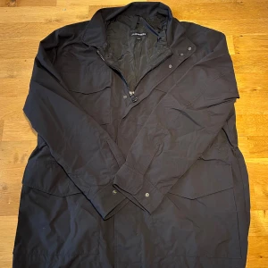J.Lindberg field jacket - Riktigt snygg mörkblå fieldjacket från J.Lindberg. Den är i väldigt bra skick i storlek L. Priset kan sänkas vid en snabb affär.