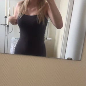 mörkblå  tight långklänning - nästan oanvänd långklänning, från ginatricot 